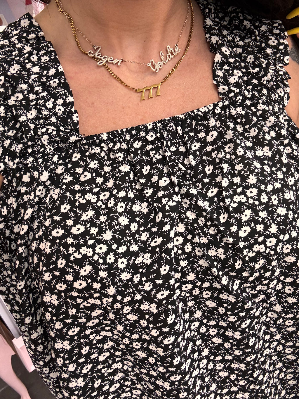 Women's black flowy floral tank top details