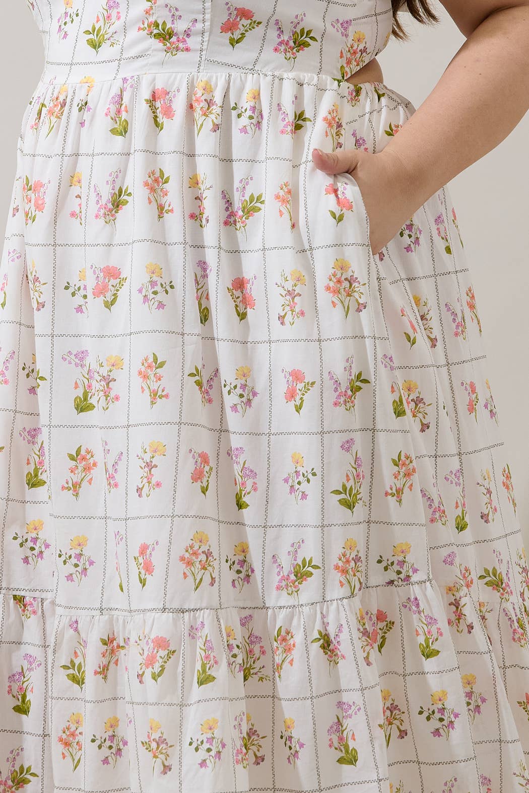 Women's foral maxi dress with back tie and pockets close up of pocket